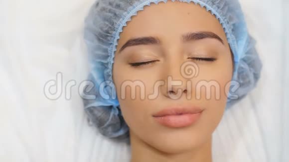 女人手术后睁开眼睛视频的预览图