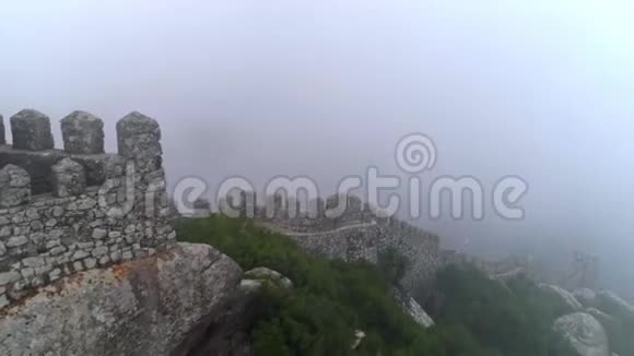 雾中的空中景墙视频的预览图