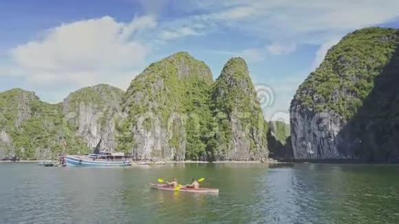 飞行摄像机展示独木舟中的人们对抗陡峭的悬崖视频的预览图