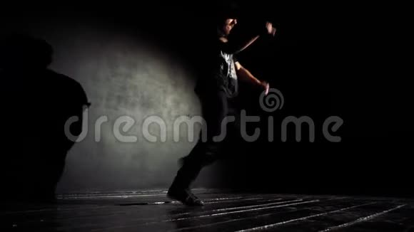一个人在黑暗的地板上跳舞视频的预览图