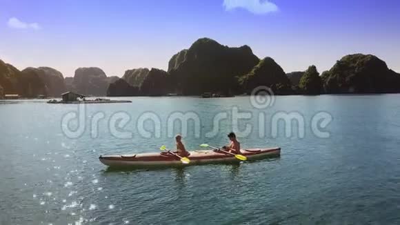 鸟瞰青年男女在独木舟中休息与离岛视频的预览图