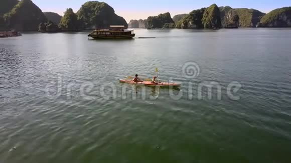 Flycam显示女孩盖伊排皮艇对船和丘陵群岛视频的预览图
