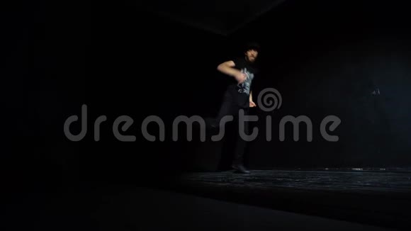 跳舞的舞步和动作舞者在地上表演视频的预览图