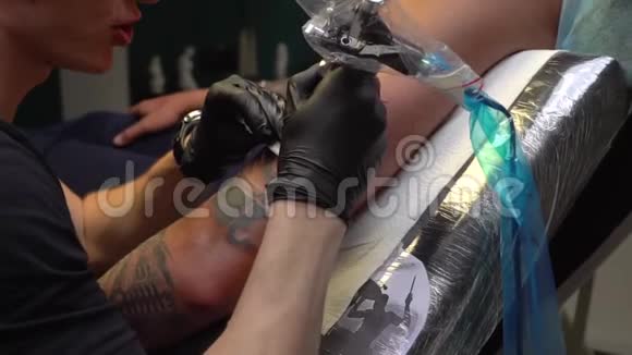 专业的纹身师用一张鼓手的照片做纹身视频的预览图
