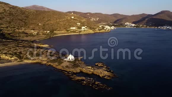 卡塔波拉维尔基阿莫尔戈斯岛碧沼泽地爱琴海圣潘特莱蒙教堂的空中景观视频的预览图