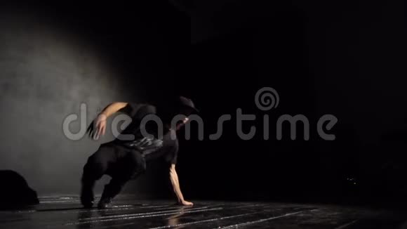大胡子男跳舞跳脱衣舞视频的预览图