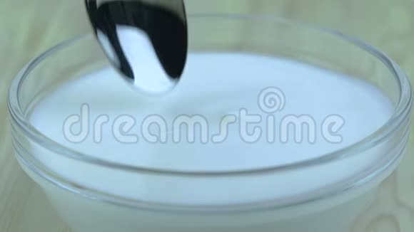 男人用勺子吃透明杯里的酸奶准备插入健康草莓健康水果的概念食品视频的预览图