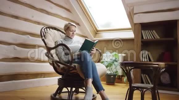 成年妇女坐在椅子上看书视频的预览图