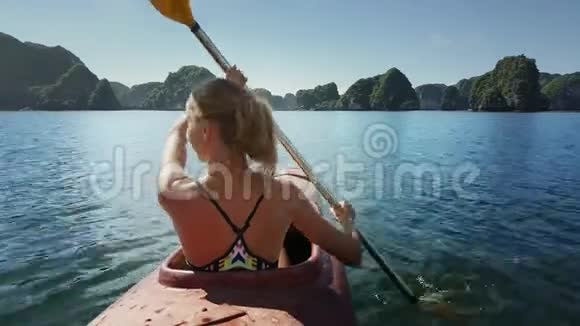 绿松石海洋湾的后侧女子划艇视频的预览图