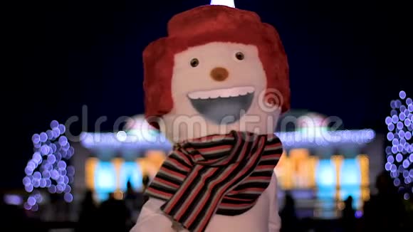 在圣诞树的背景下用雪人的滑稽舞蹈心情愉快视频的预览图