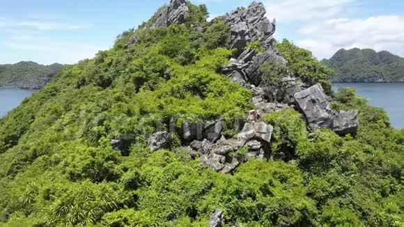 在希利岛上有人展示女孩爬下危险的岩石视频的预览图