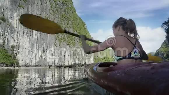 Bikini在沙滩湾水上划船的后景女孩视频的预览图