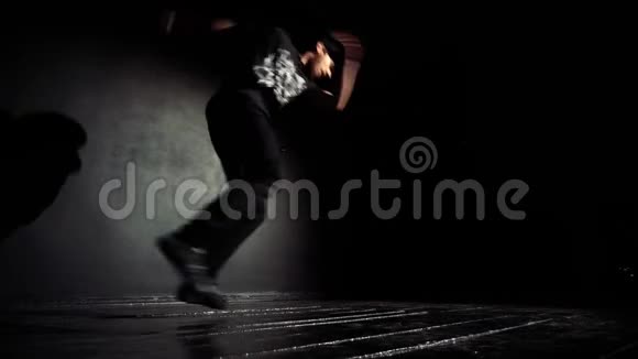 男子表演极限跳跃和前翻视频的预览图
