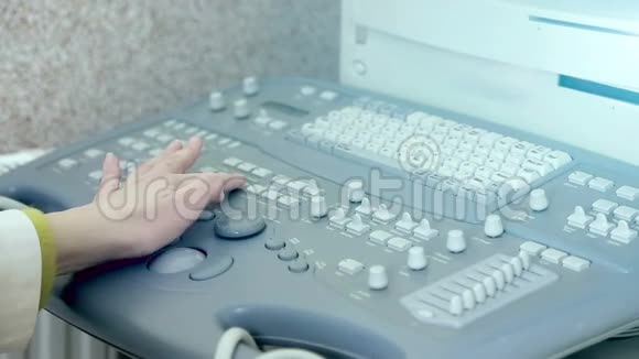 键盘超声装置医生手按按钮扫描男性病人视频的预览图