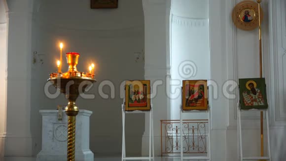 教堂里燃烧钟声背景下的圣像视频的预览图