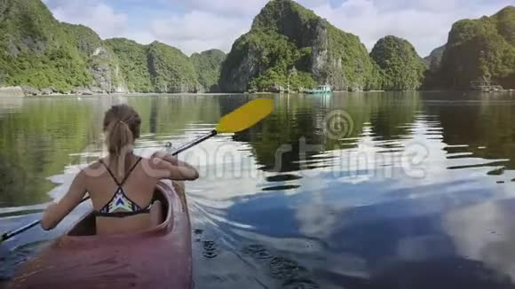 后侧女孩在独木舟到岛与灯塔视频的预览图