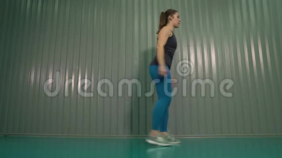 穿运动服做热身运动的女人视频的预览图