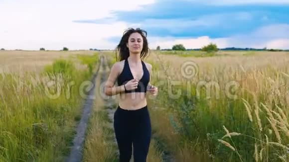 适合女性慢跑锻炼跑步红心户外夏季场地女跑步运动员视频的预览图