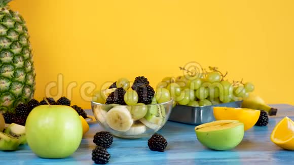 香蕉猕猴桃葡萄和浆果制成的健康和有机水果沙拉视频的预览图