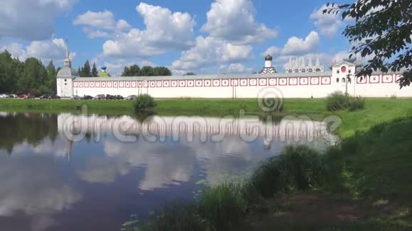 七月的阳光明媚的一天在蒂克文假定修道院的墙壁上蒂克文俄罗斯视频的预览图