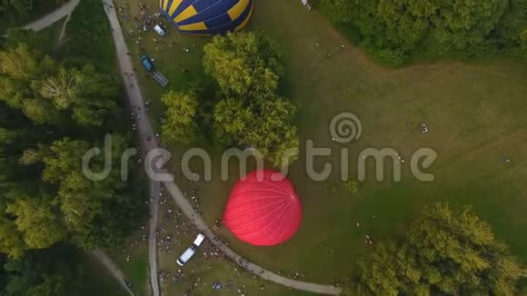 几个气球躺在地上在人群中膨胀视频的预览图