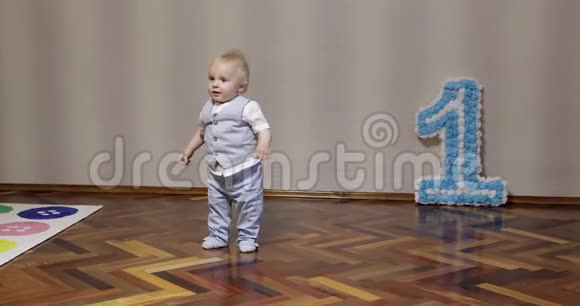 一个活泼的小男孩在他生日那天在家跳舞视频的预览图