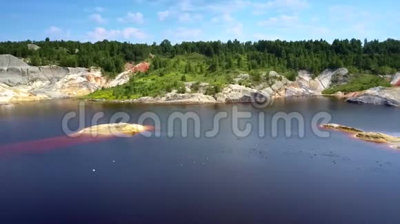 泥坑形成的大型水塘视频的预览图