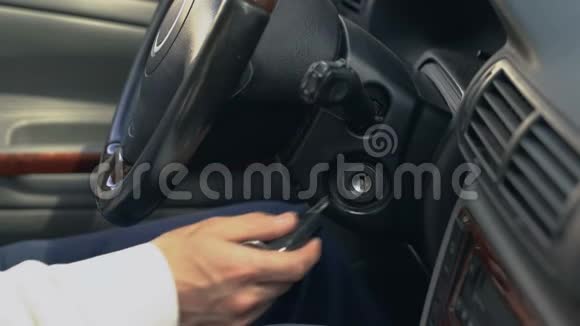 男子启动车换档司机为客户开车出租车服务视频的预览图