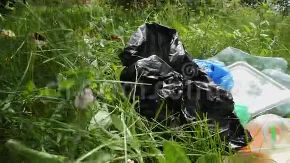 地球污染的概念草地上的塑料垃圾视频的预览图