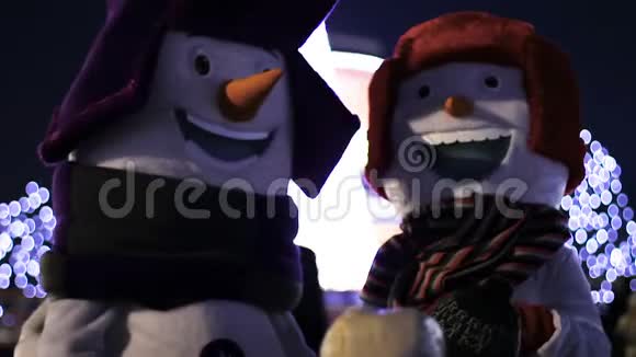 有趣的雪人可爱地与路人聊天为他们加油圣诞节时间视频的预览图