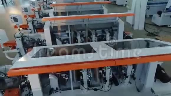 生产自动化机床的大型工厂生产的木工机械成排库存视频的预览图