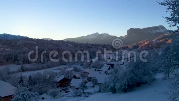 日落冬季山村景观冬雪村视频的预览图