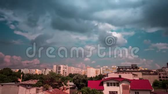 暴风雨中的乌云在城市的居民区快速移动视频的预览图