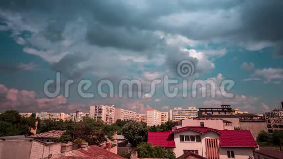 暴雨戏剧性的云层在城市的居民区快速移动视频的预览图