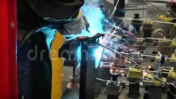 汽车生产用构件焊接视频的预览图