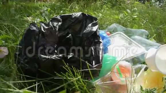 地球污染的概念草地上的塑料垃圾视频的预览图