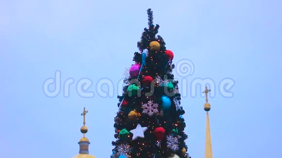 教堂对面装饰精美的高大圣诞树的景色视频的预览图