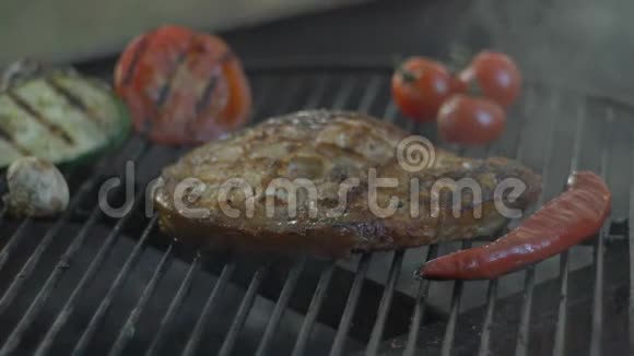 烤鳟鱼红鱼牛排烤串羊肉在木炭烤架烧烤烧烤烧烤家庭聚会视频的预览图