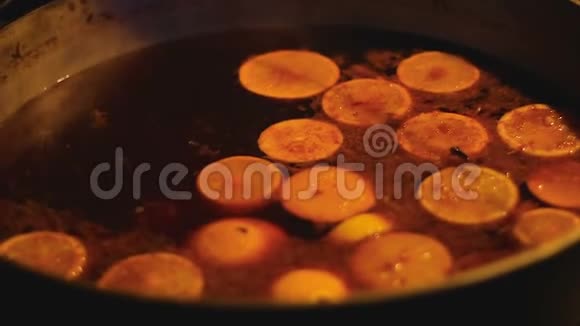 甜香的覆盖酒火煮传统的冬季饮料视频的预览图