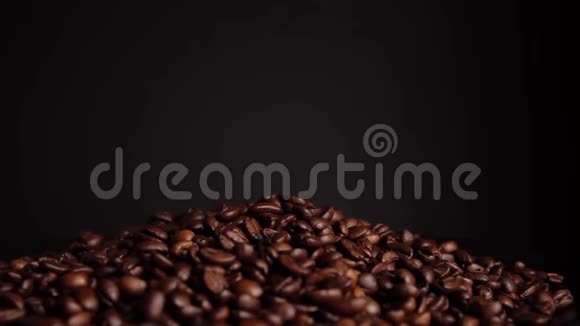烤咖啡豆在黑色背景上旋转视频的预览图