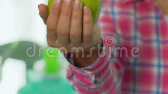 女性手握新鲜多汁苹果营养健康维生素来源视频的预览图