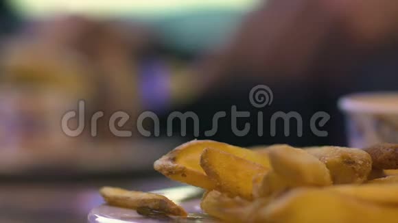 盘子里的炸土豆快餐不健康和高热量的菜肴视频的预览图