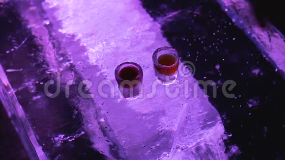 双手端着装有饮料和饮料的冷杯往底放冰吧视频的预览图