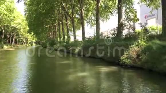 南弗朗斯图卢兹的杜米迪运河夏季景观视频的预览图