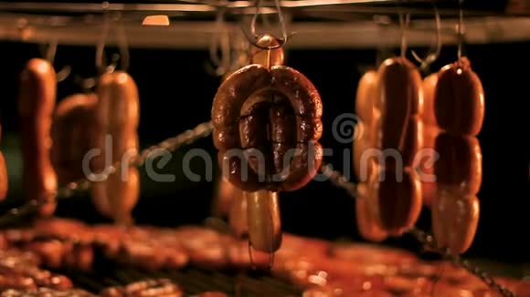 美味多汁的香肠挂在烤架上烤起来热身垃圾食品视频的预览图