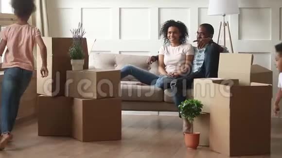 快乐的非裔美国人家庭与孩子搬家日概念视频的预览图