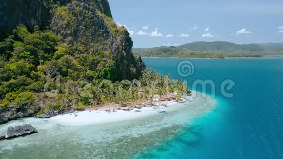 皮那格布尤坦岛上的天堂热带沙质伊皮尔海滩ElNido巴拉望菲律宾蔚蓝的海水视频的预览图