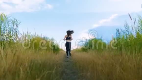 适合女性慢跑锻炼跑步红心户外夏季场地女跑步运动员视频的预览图