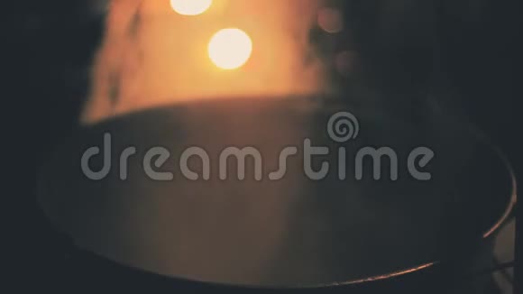 神奇的汤剂懒洋洋地在大锅里抽烟午夜巫术视频的预览图