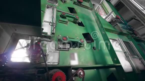 工业机器在工厂与聚酯纤维一起工作视频的预览图